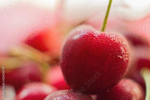 Lato,czerwone czereśnie, słodkie,świeże, dojrzałe owoce na talerzu