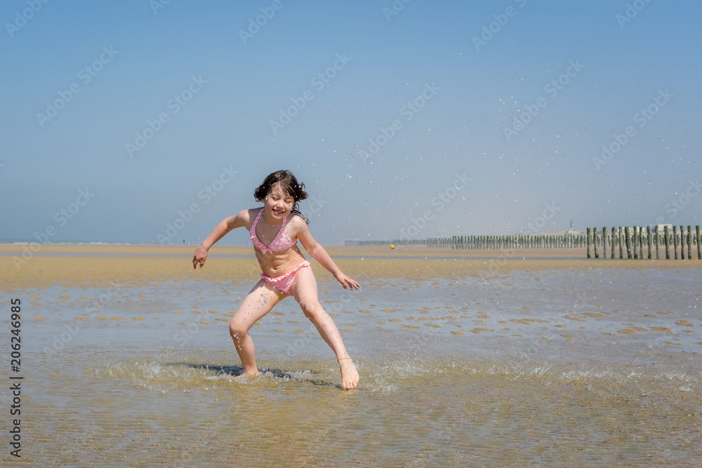 Naklejka premium belle enfant jouant dans l'eau