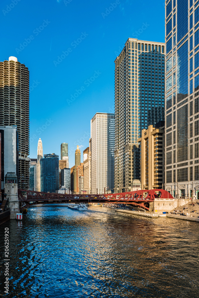 Obraz premium Chicago River i centrum Chicago Skyline, USA