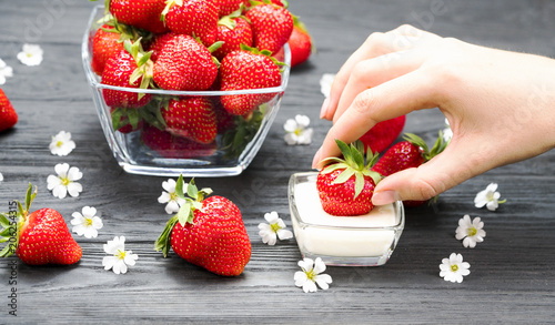 Strawberries in sour cream