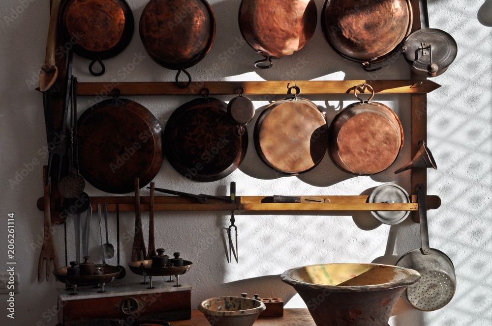 Pentole in Rame e Accessori da Cucina inizio '900 - attrezzi da cucina  Stock Photo