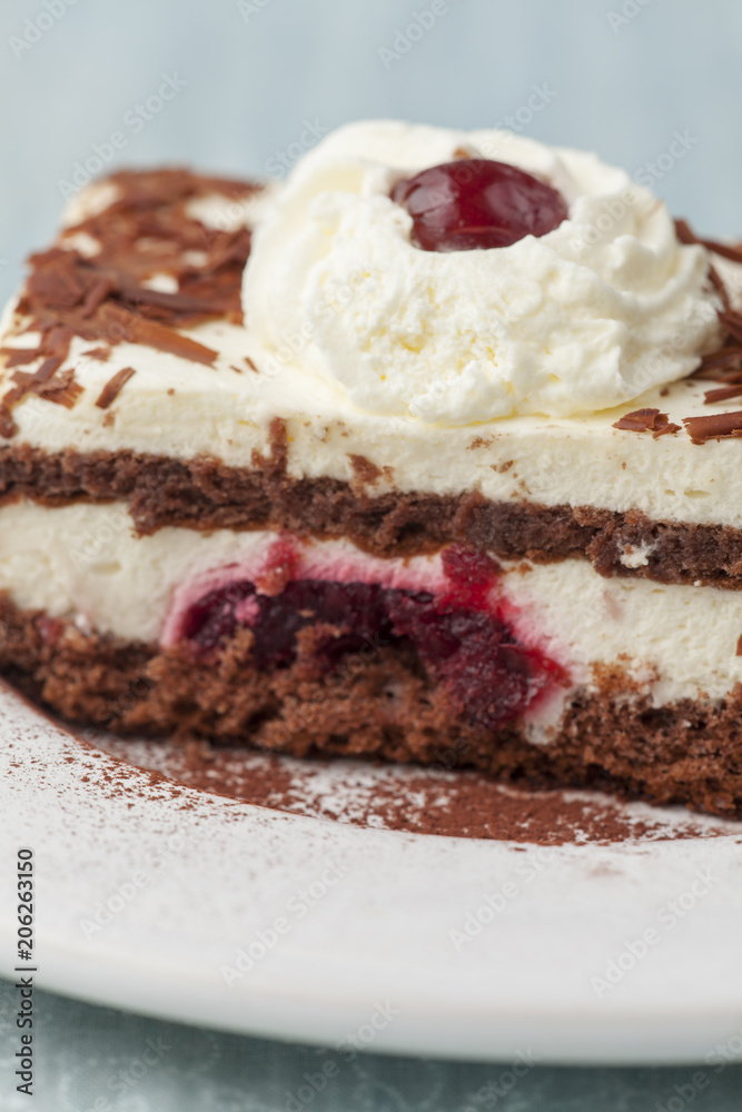 Schwarzwälder Kuchen auf einem Teller Schwarzwälder Kuchen auf einem Teller