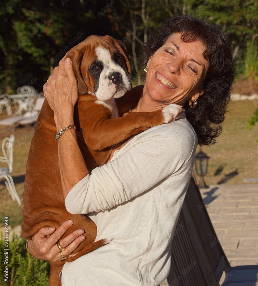 Calin D Amour D Une Femme Avec Son Magnifique Chiot Boxer Stock Photo Adobe Stock Calin D Amour D Une Femme Avec Son Magnifique Chiot Boxer Stock Photo Adobe Stock