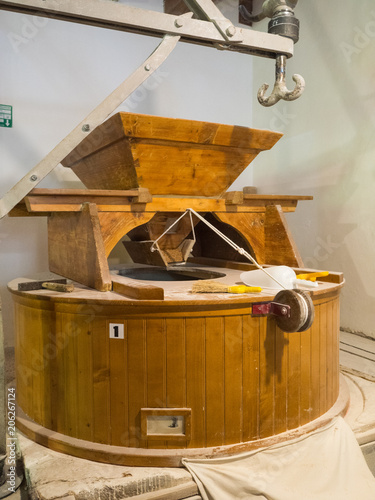 stone mill for the production of flour from ancient grains, Mulino a pietra per la produzione di farine da grani antichi, photo