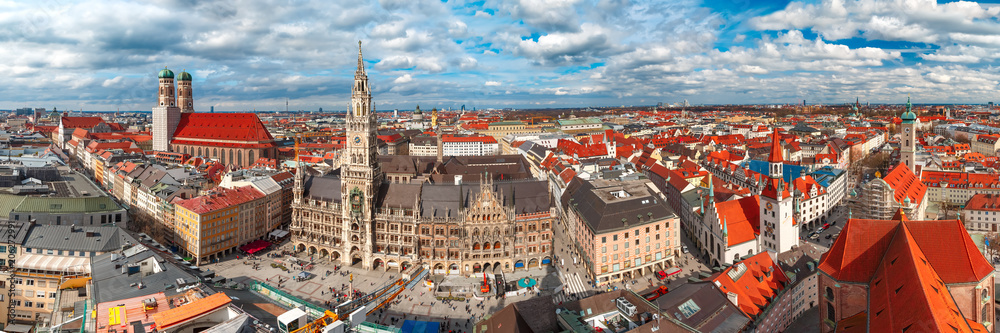 Naklejka premium Panoramiczny widok z lotu ptaka Frauenkirche, Marienplatz i Ratusz Staromiejski w Monachium, Bawaria, Niemcy