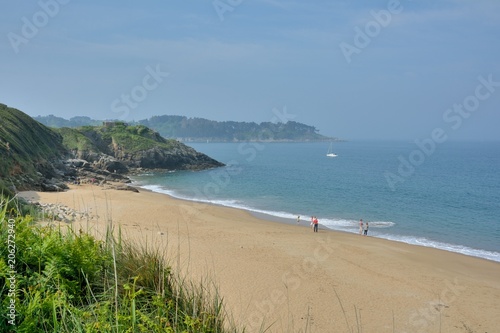 Une famille sur une belle plage de sable en Bretagne © aquaphoto