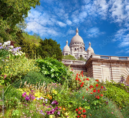 Fotografie Spring flowers in the garden in front of Sacre Coeur Cathedral in Paris