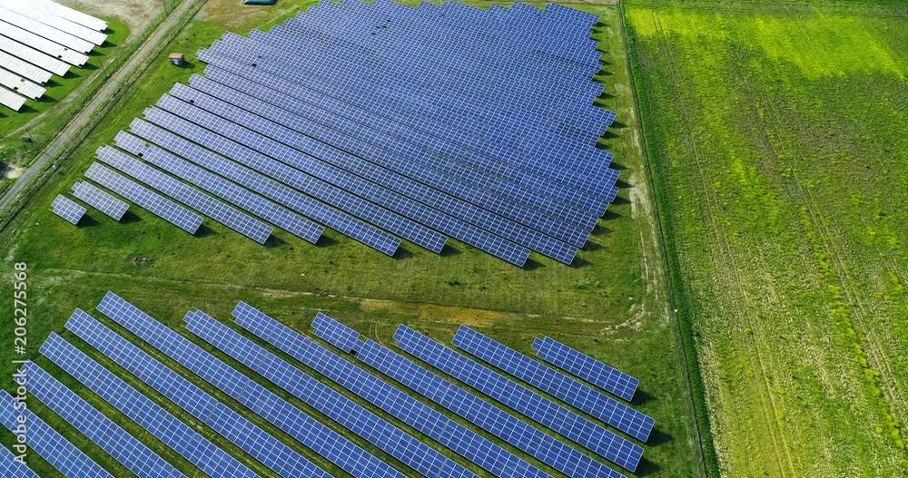 champs de panneau solaire dans une ferme solaire en vue aérienne, splendide paysage	