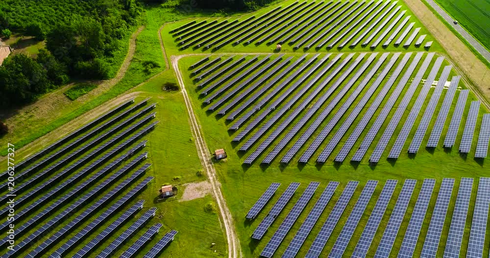 champs de panneau solaire dans une ferme solaire en vue aérienne, splendide paysage	