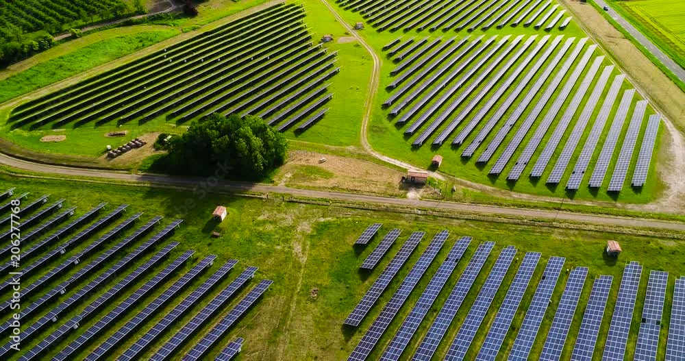 champs de panneau solaire dans une ferme solaire en vue aérienne, splendide paysage	