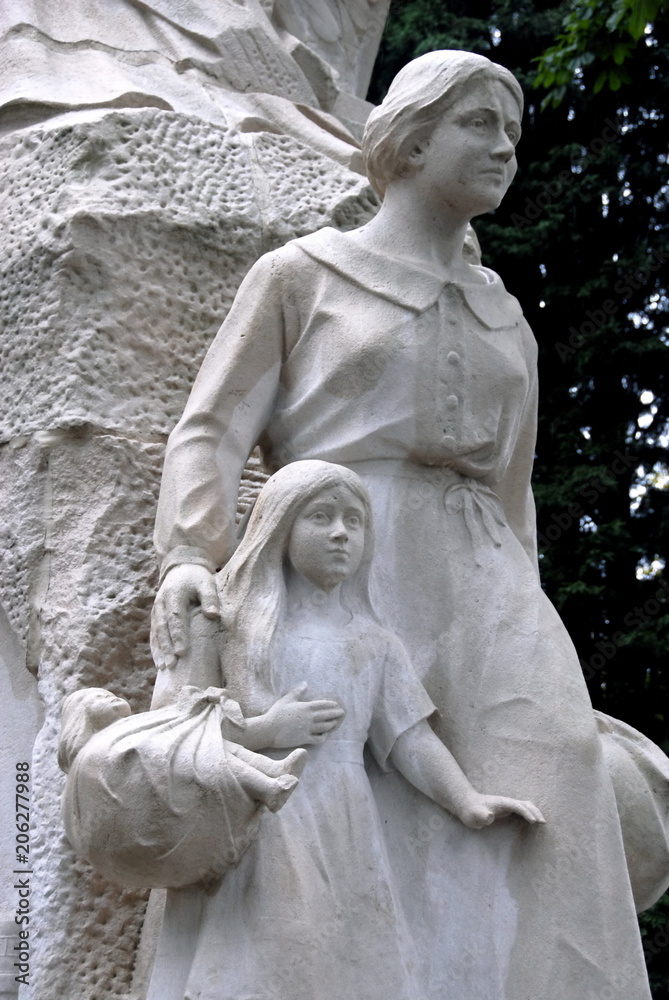 Obraz premium Monument aux Morts français, ville de Lens, une femme et son enfant, un couffin au bras, France
