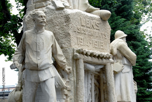 Monument aux Morts français, ville de Lens, France photo