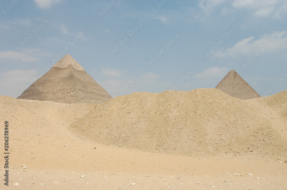Pyramides sur le plateau de Gizeh en Egypte Pyramides sur le plateau de Gizeh en Egypte