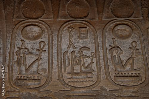 Hieroglyphes sur bas relief en Egypte photo