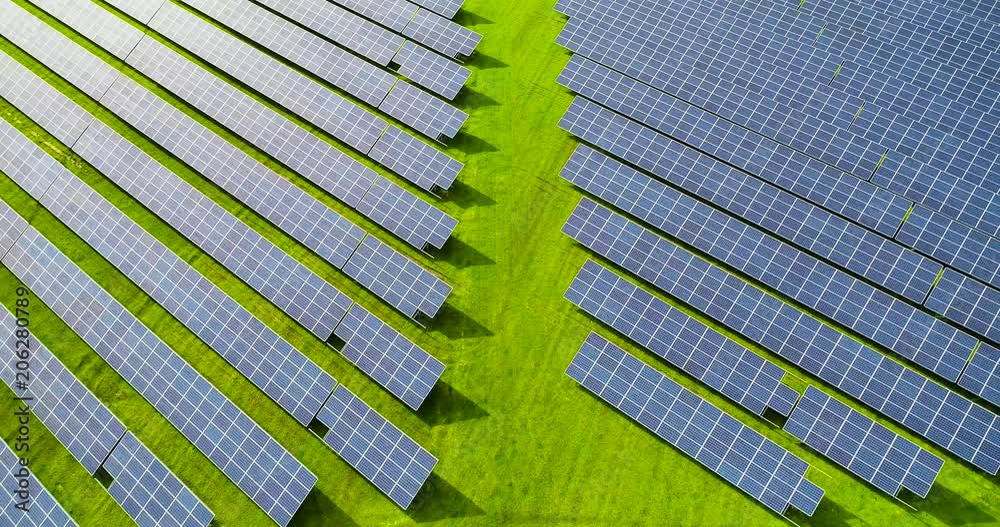 champs de panneaux solaire dans une ferme solaire