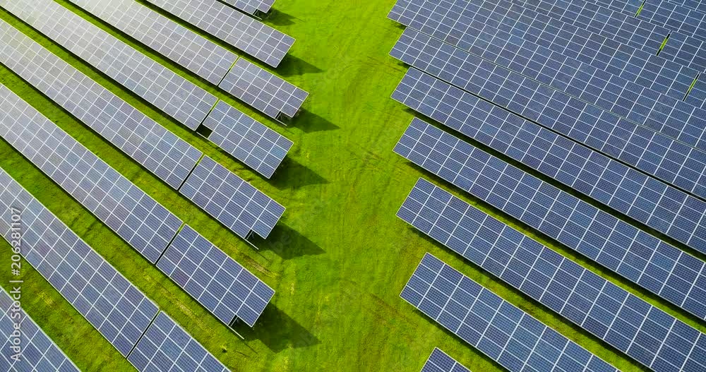 champs de panneaux solaire dans une ferme solaire