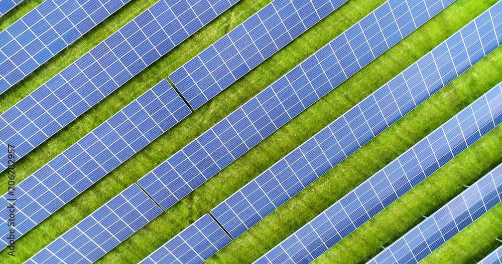 champs de panneaux solaire dans une ferme solaire