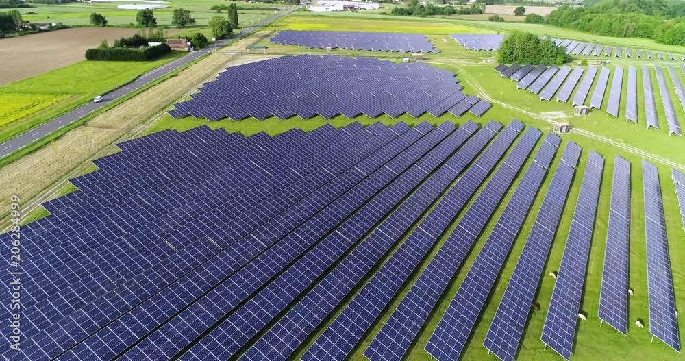 champs de panneaux solaire dans une ferme solaire