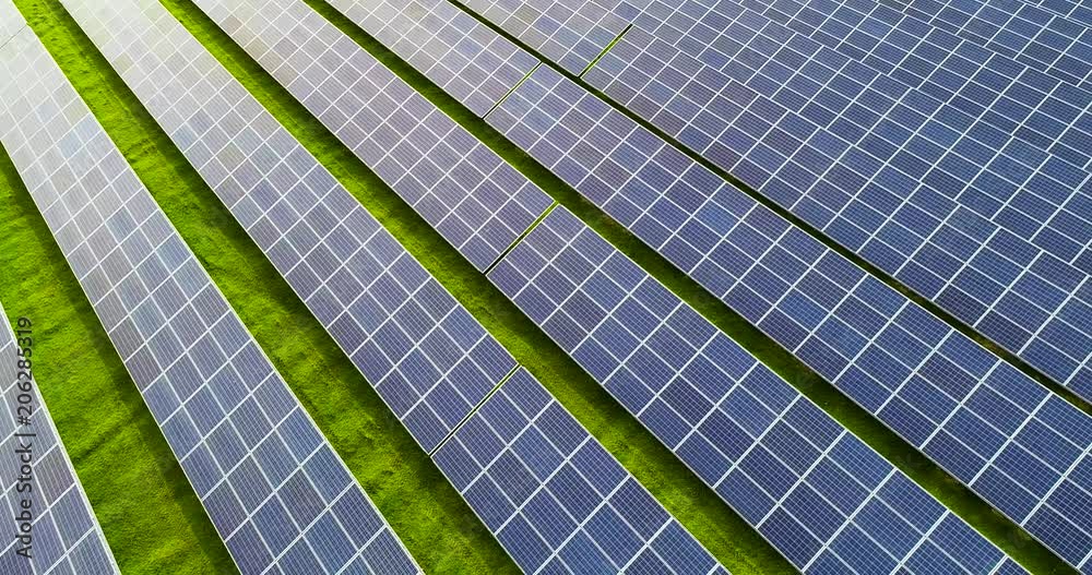 champs de panneaux solaire dans une ferme solaire