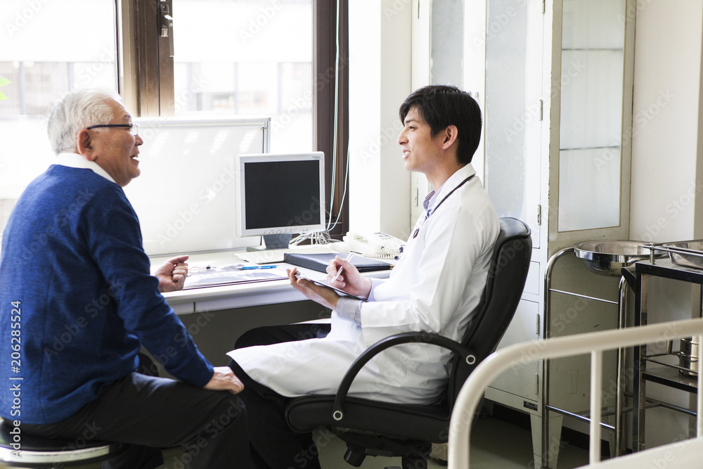 若い医者の診断を受ける老人 若い医者の診断を受ける老人