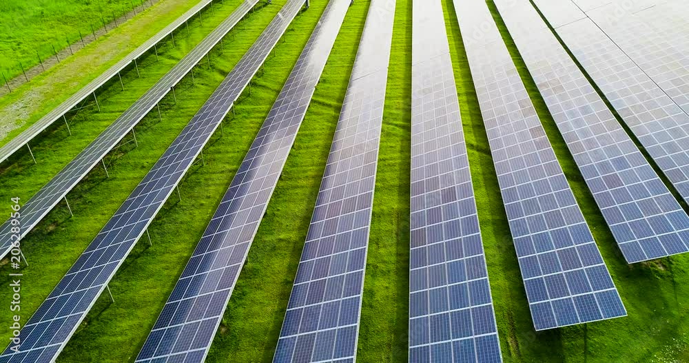 champs de panneaux solaire dans une ferme solaire
