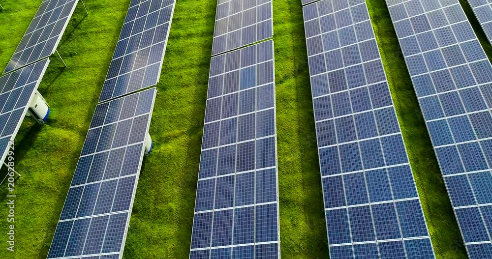 champs de panneaux solaire dans une ferme solaire