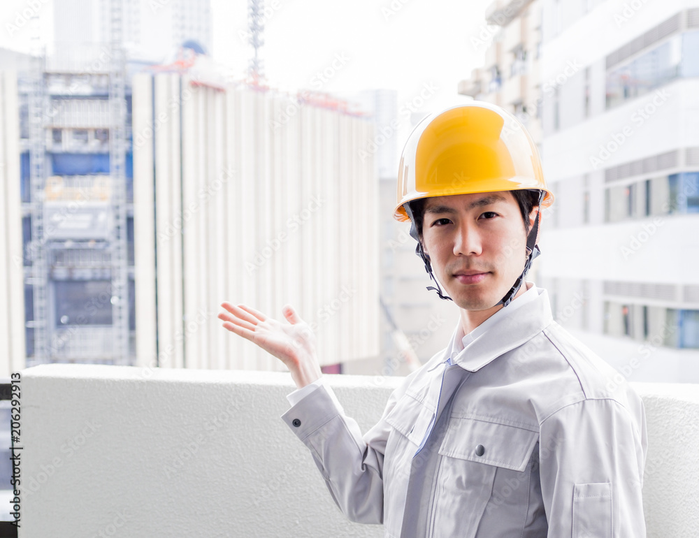 ヘルメットを被った男性