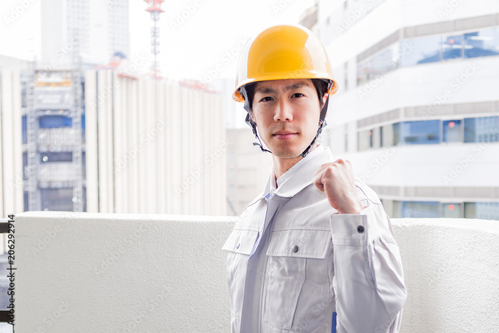 ヘルメットを被った男性