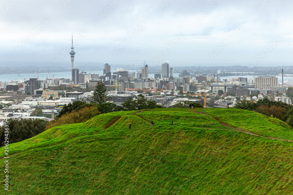 Obraz premium Auckland cityscape from Mt. Eden, This is famous landmark in New Zealand.