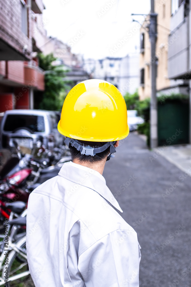 街を眺める作業着の男性 街を眺める作業着の男性