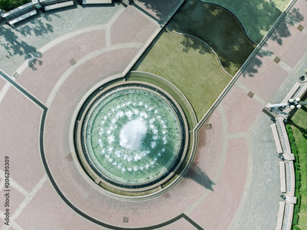 Naklejka premium aerial drone bird's eye view photo of fountain in city park