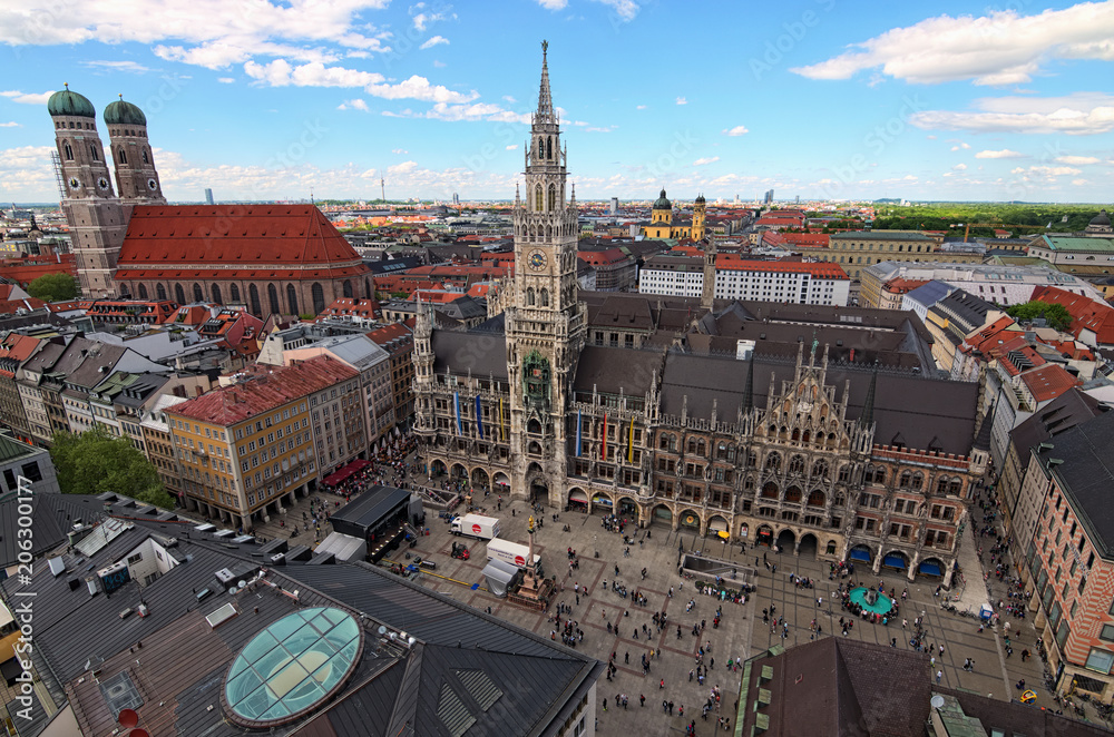 Fototapeta premium Monachium, Niemcy-30 kwietnia 2018: Antyczny Marienplatz i Nowy Ratusz, Katedra Najświętszej Marii Panny (Munich Frauenkirche) z lotu ptaka w wiosenny dzień