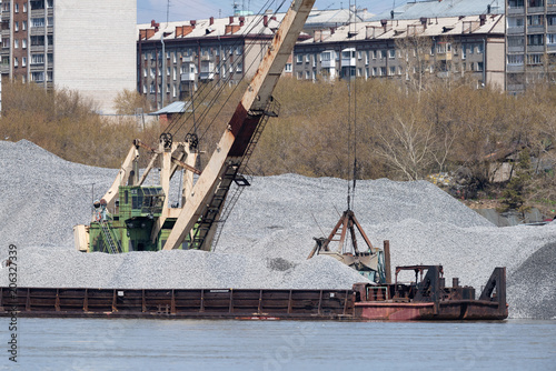 port cranes unload crushed stone photo