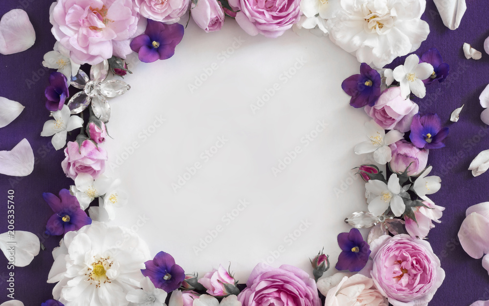 Obraz premium pink roses on a purple background, place for an inscription