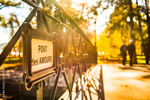 Photography Pont des amours à Annecy au coucher du soleil avec un vieux couple au loin