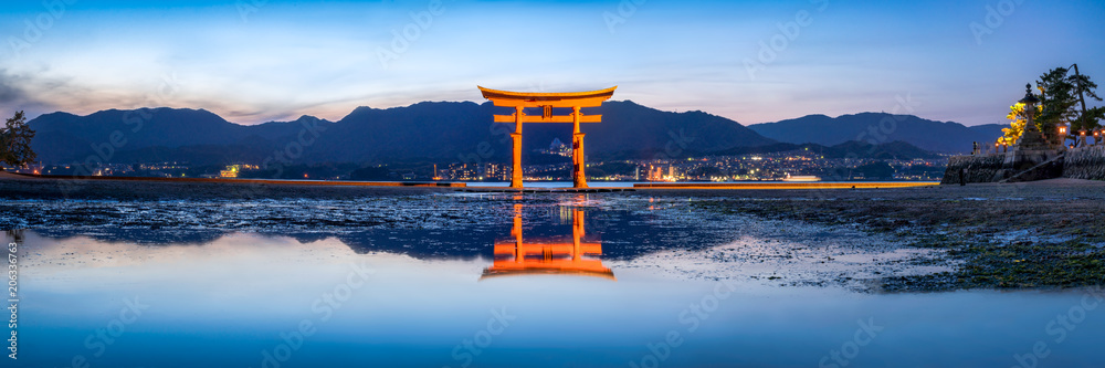 Naklejka premium Czerwona brama (Torii) Sanktuarium Itsukushima w Miyajima, Japonia