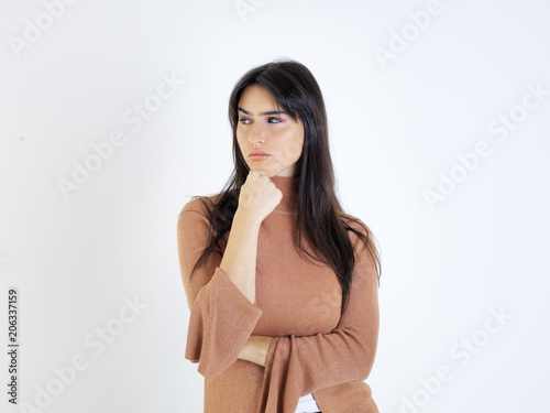 Mujer pensando y decidiendo