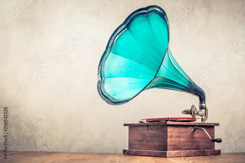 Obraz Rocznik starzejący się turkusowy gramofonowy fonografu turntable na drewnianym stołu przodu betonowej ściany tle. Filtrowane zdjęcie w starym stylu retro