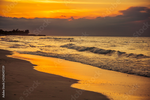 Golden hour - Varadero beach, Cuba © Chandra