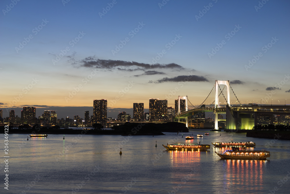Fototapeta premium お台場海浜公園からの夜景 屋形船とレインボーブリッジの光