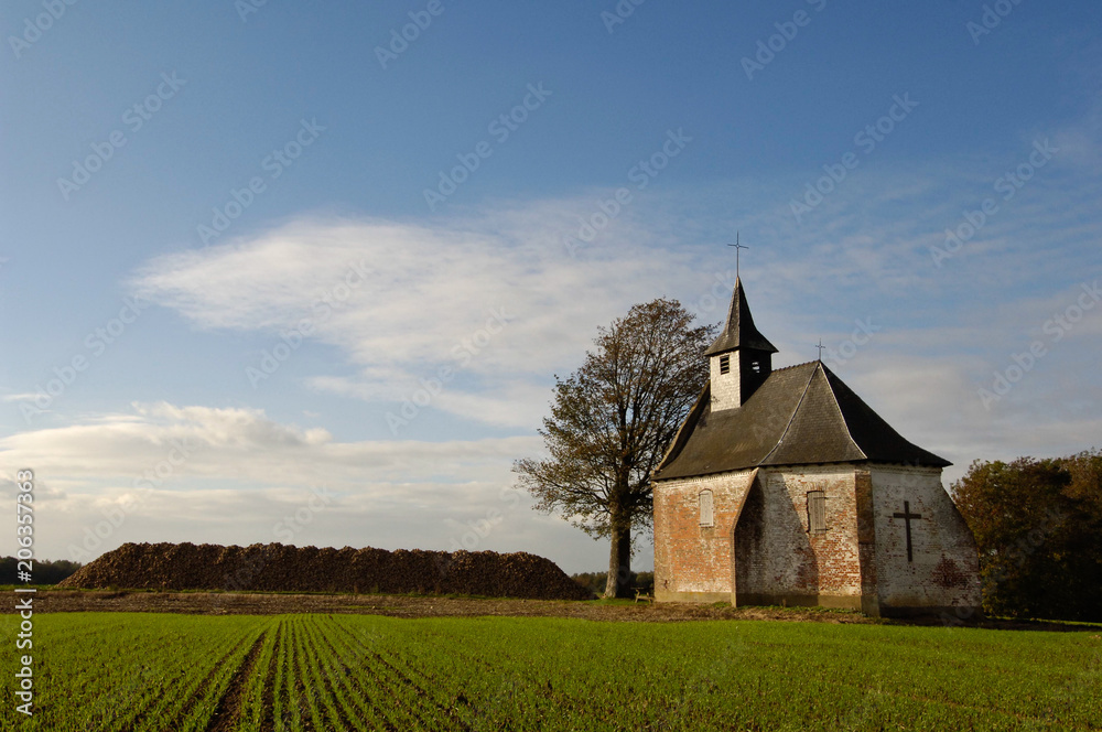 Fototapeta premium Chapelle Wallonie Belgique vert campagne rural