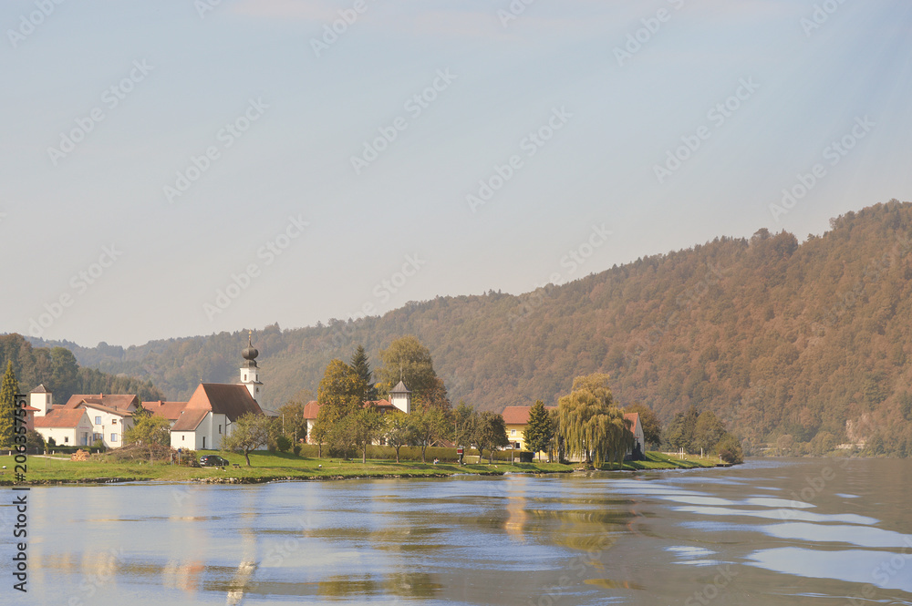 Dorf am Fluss in Bayern