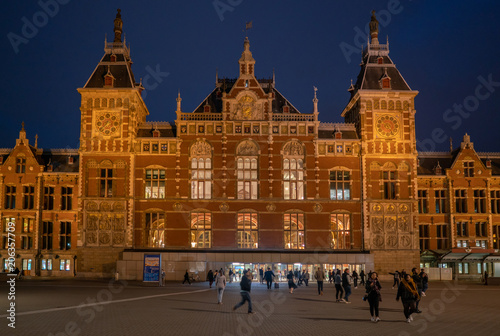 Fototapeta Naklejka Na Ścianę i Meble -  Amsterdam May 18 2018 - travelors leaving and entering the Central train station of Amsterdam at night