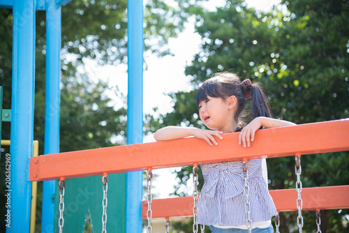 泣いている女の子 © tatsushi