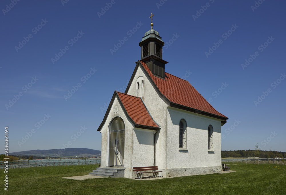 Haldenberg Kapelle bei Ailingen vor blauem Himmel