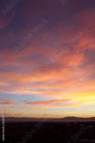 Caldo tramonto cittadino verticale
