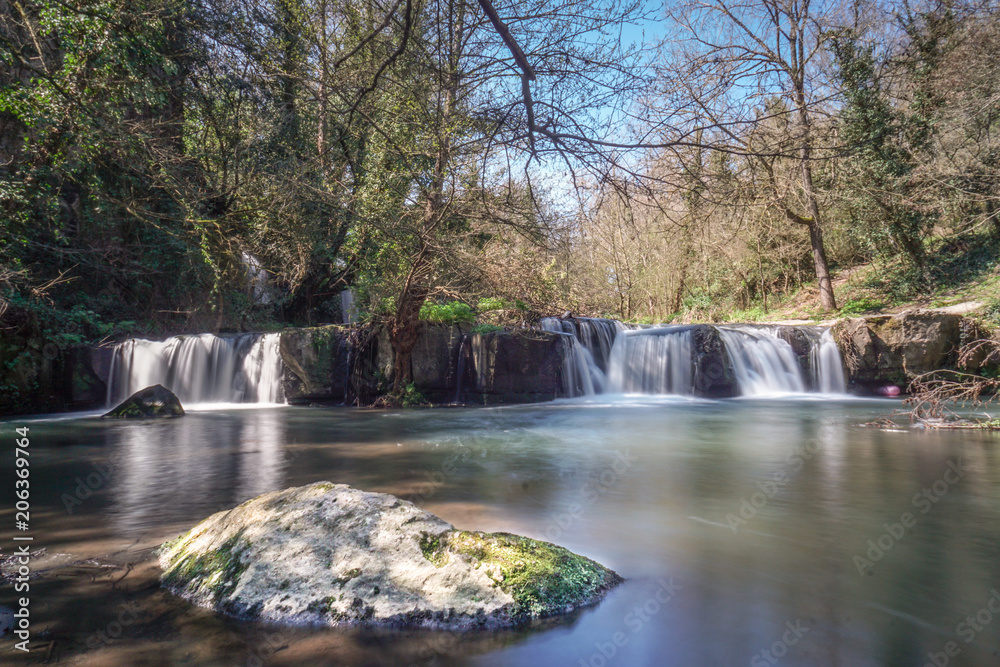 Obraz premium long exposure of a lake and waterfalls in the natural park of