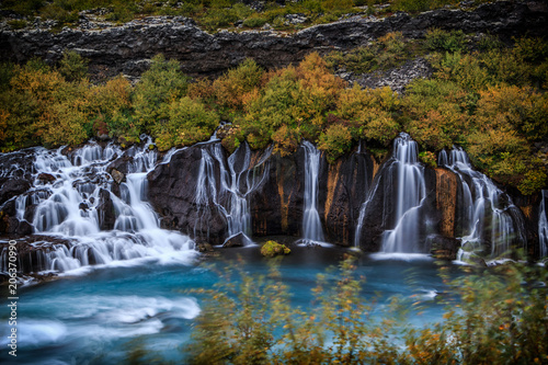 Hraunfossar Wasserfall in Island. Herbstliche bunte Landschaft. © Gunar