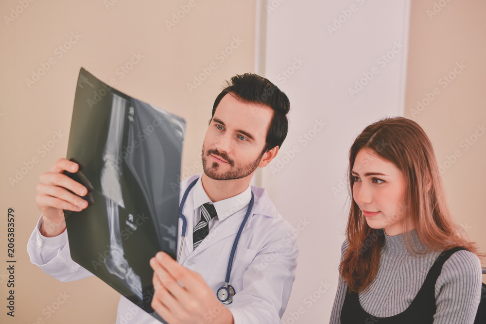 Health Concepts. Doctor and patient viewing x-ray film. The doctor and the patient feel relaxed at the check-in time. The doctor encouraged the patient. Inside the hospital are doctor X-ray patient. Health Concepts. Doctor and patient viewing x-ray film. The doctor and the patient feel relaxed at the check-in time. The doctor encouraged the patient. Inside the hospital are doctor X-ray patient.