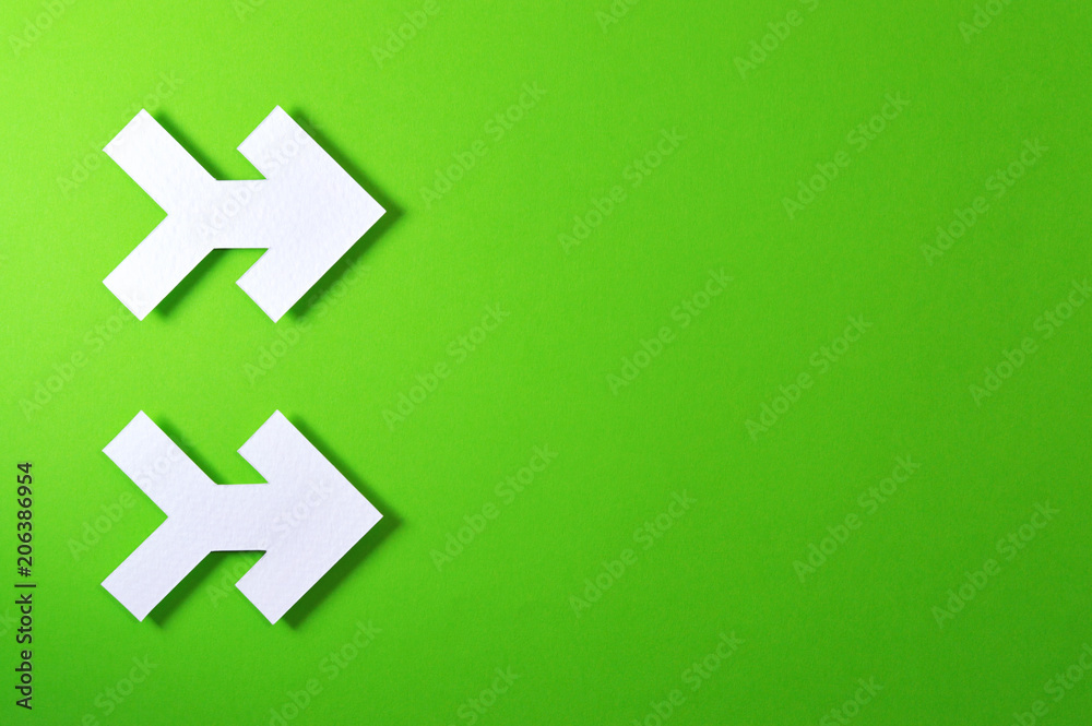 Obraz premium two arrows on green background